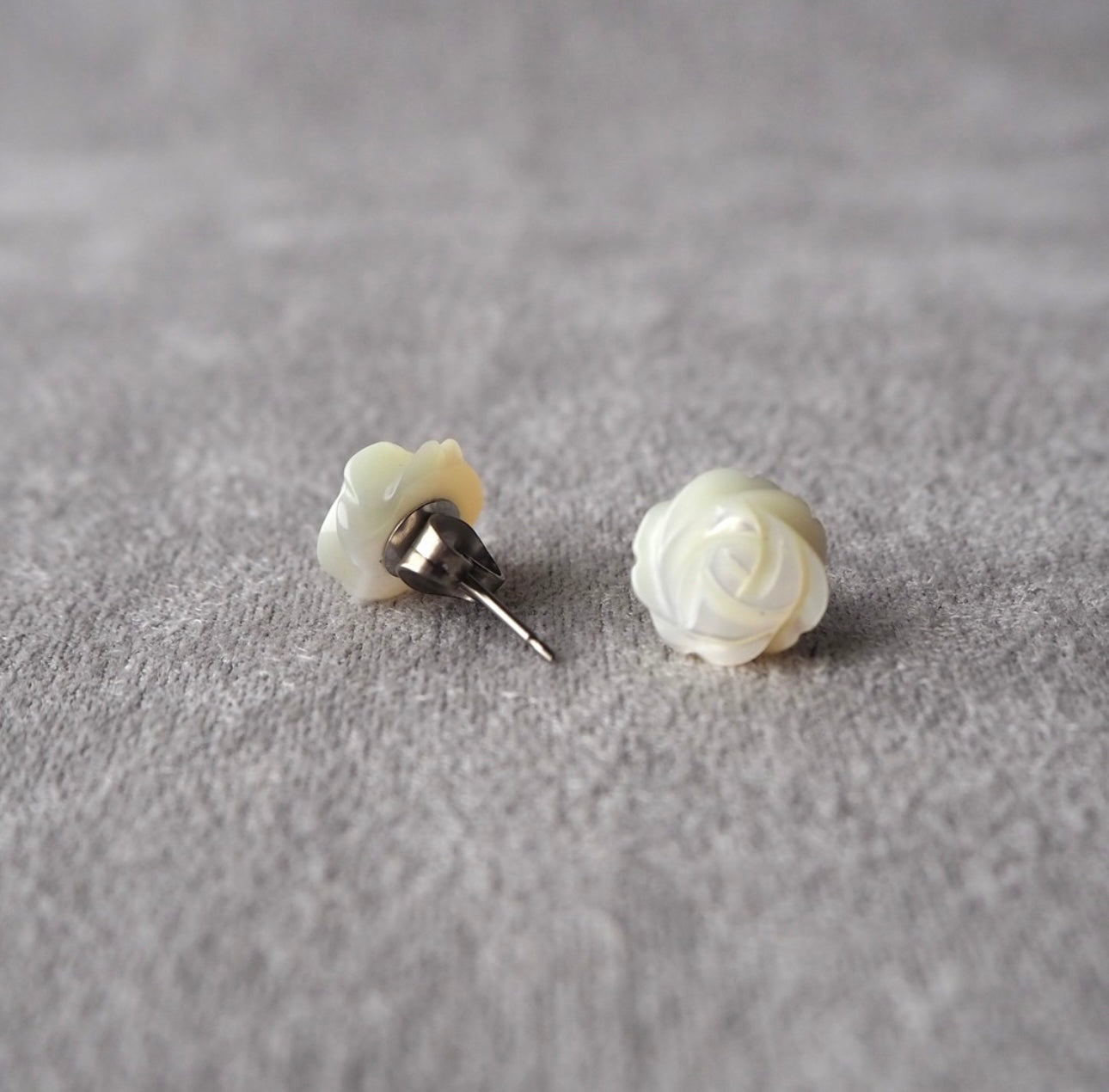 <Handmade in Japan> 立體白玫瑰花貝殼耳環
