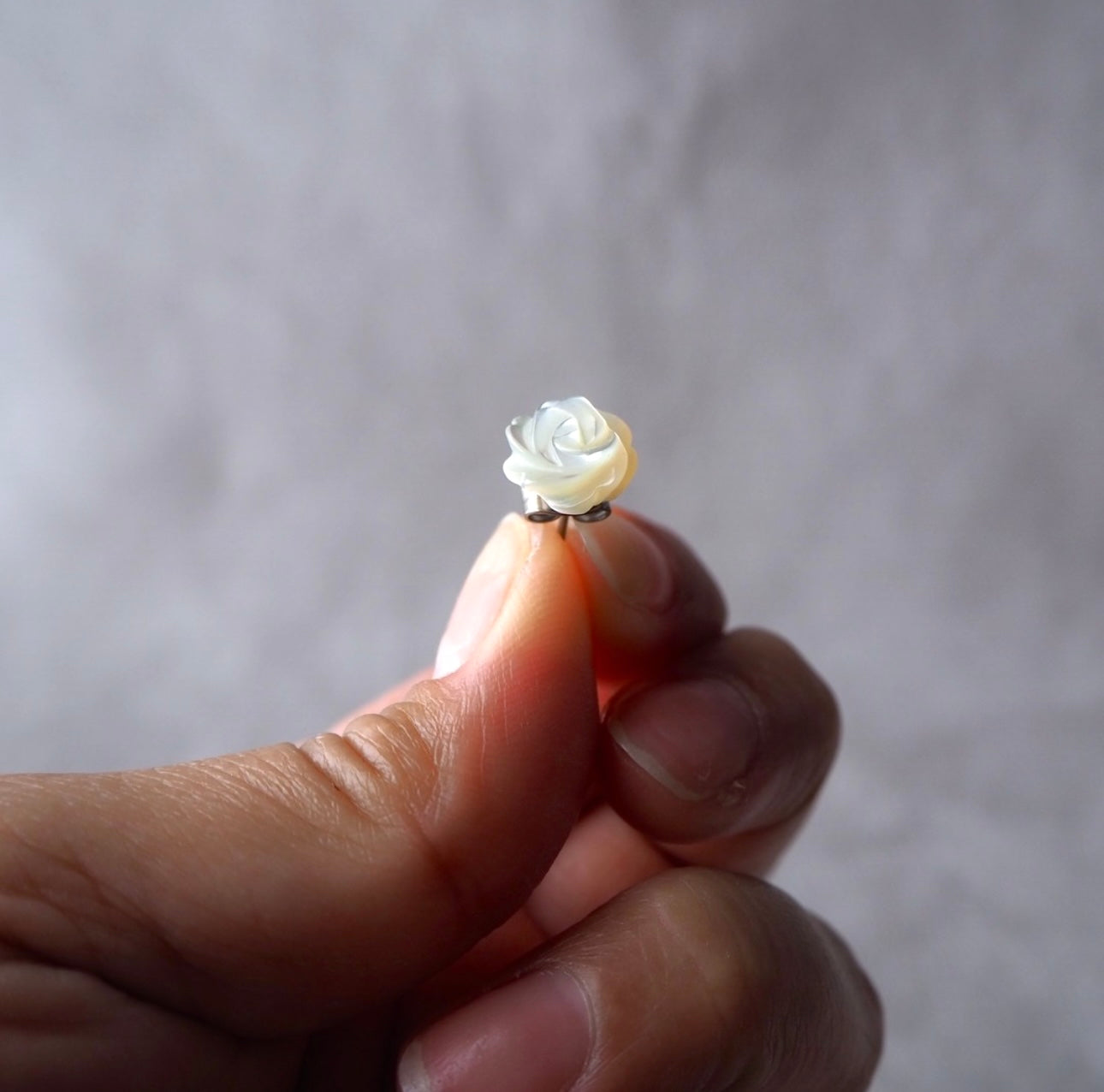 <Handmade in Japan> 立體白玫瑰花貝殼耳環