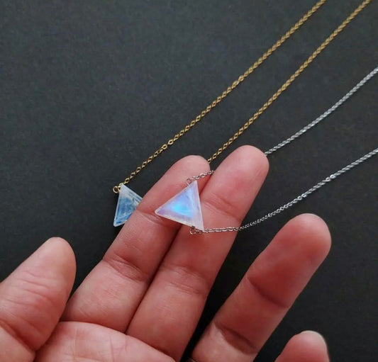 <Handmade in Japan> 等邊三角形月亮石頸鏈