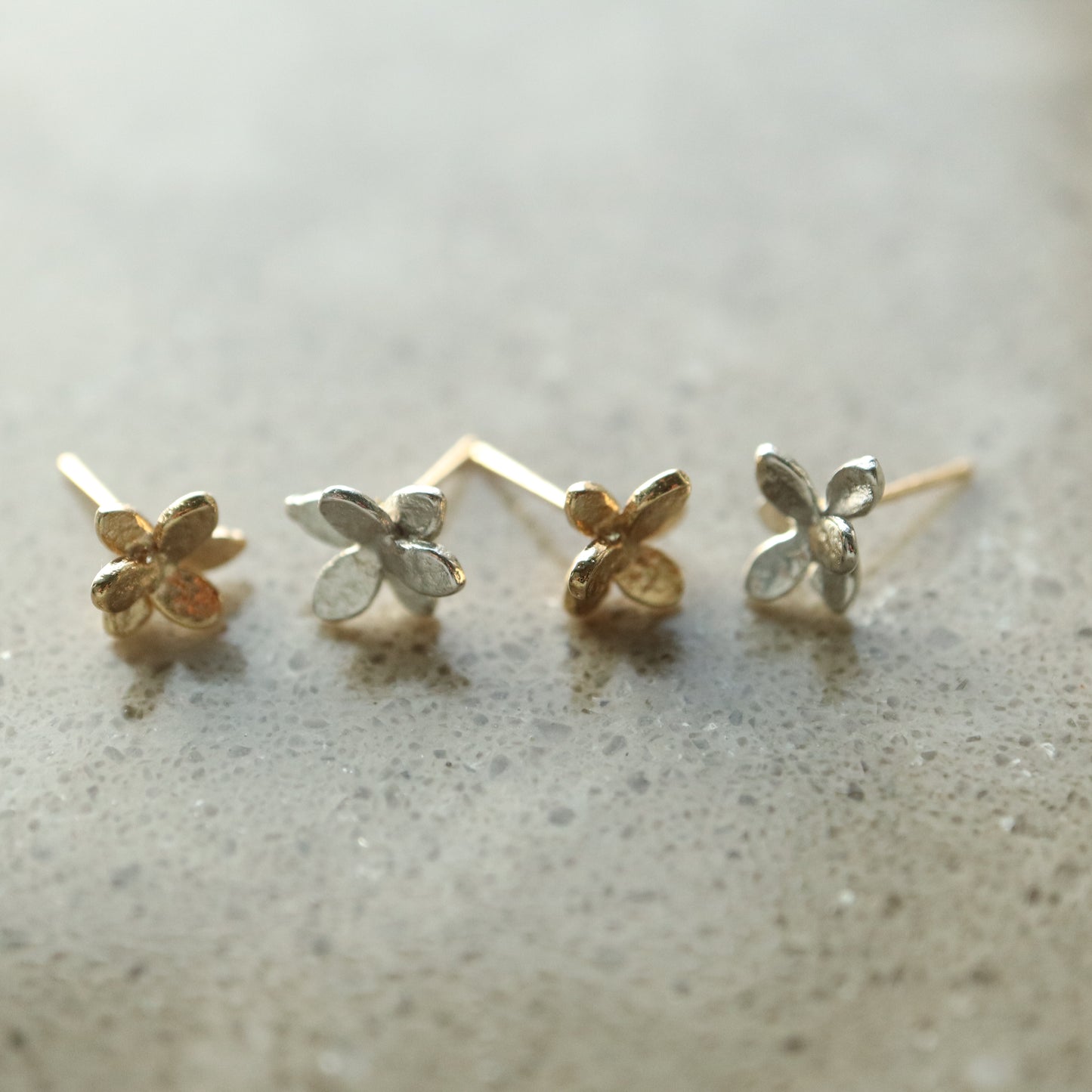 日本製 Osewaya不規則花瓣耳環(K18耳針)