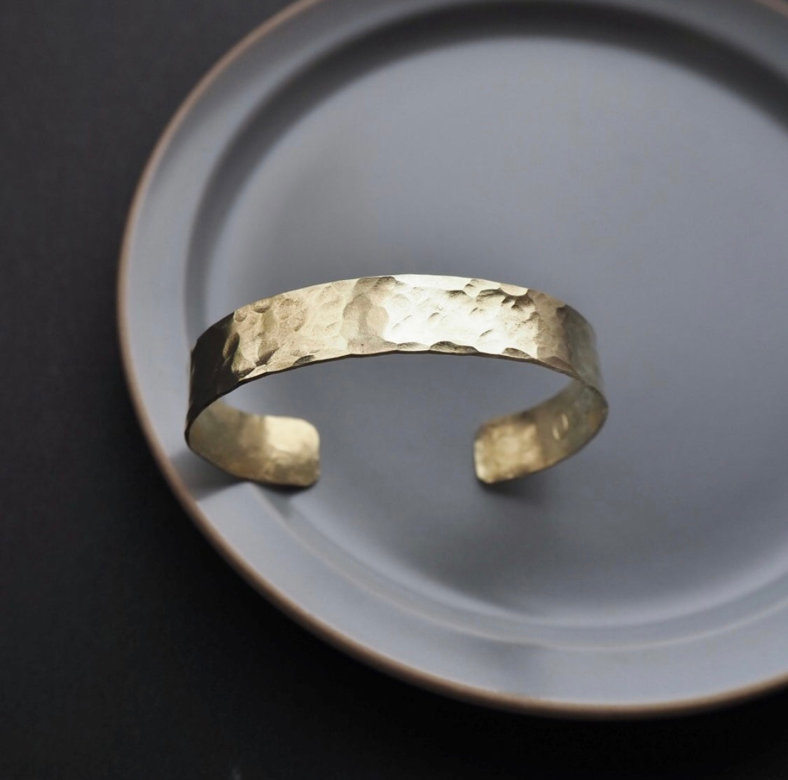 <Handmade in Japan> 可刻字款 黃銅10mm槌目手鐲(薄)