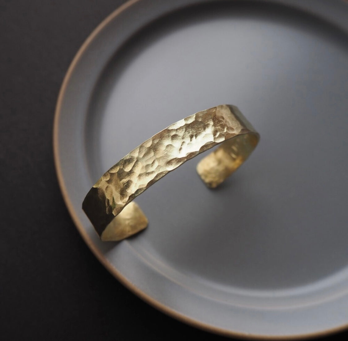 <Handmade in Japan> 可刻字款 黃銅10mm槌目手鐲(薄)
