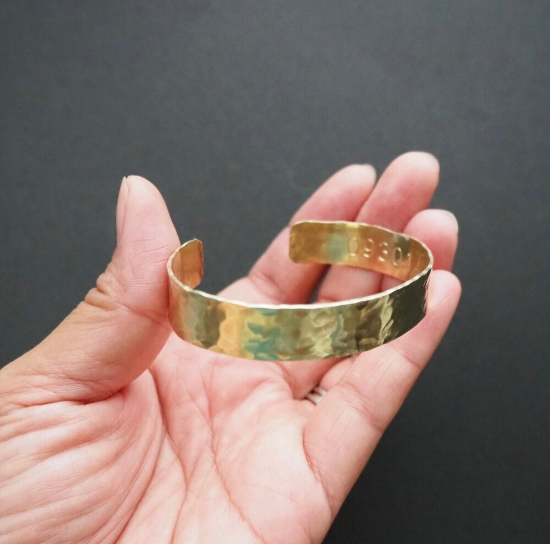 <Handmade in Japan> 可刻字款 黃銅10mm槌目手鐲(薄)