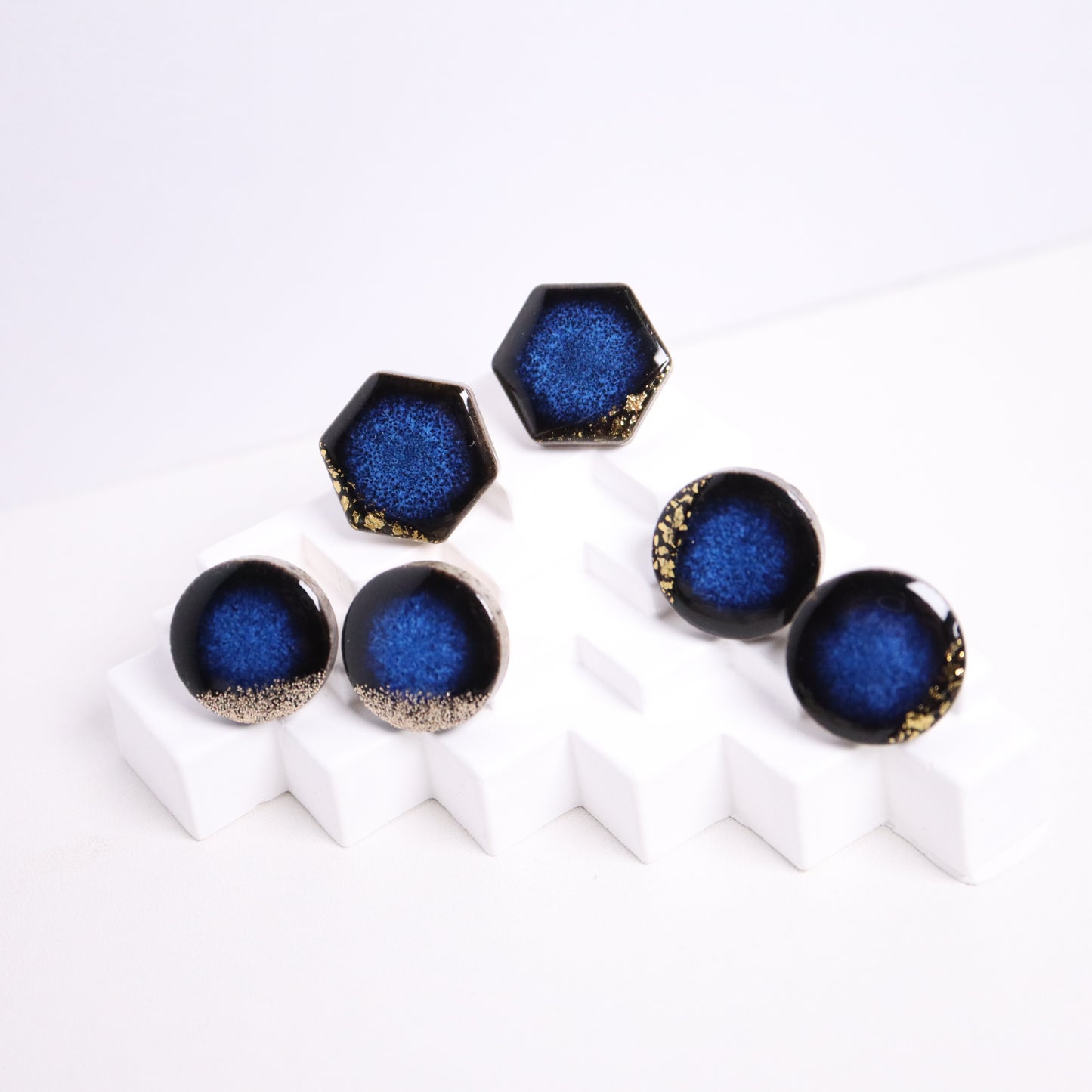 <Handmade in Japan> 美濃焼陶瓷六角形耳環 - 金箔(深藍色)
