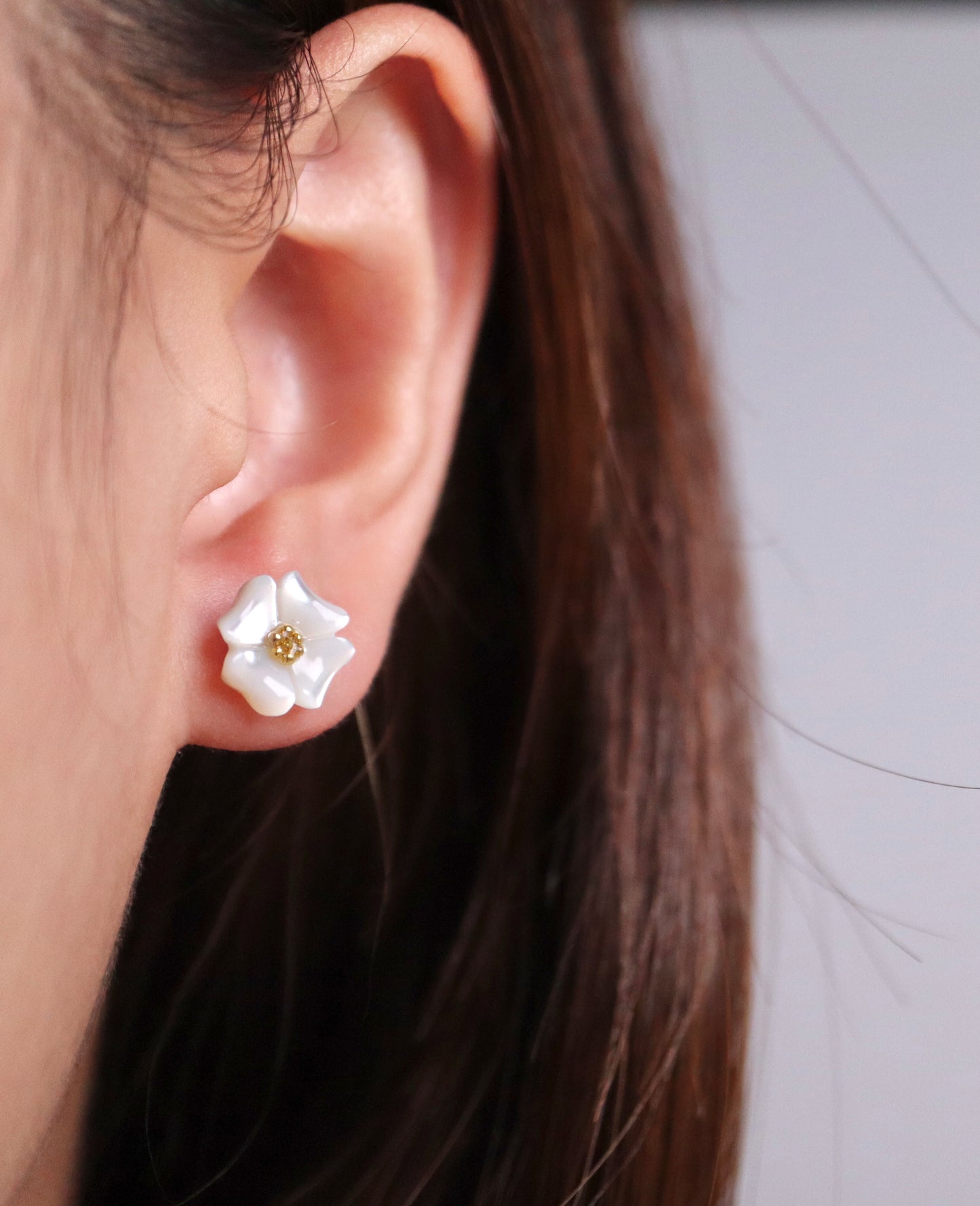 <Handmade in Japan> 立體山茱萸花貝殼耳環