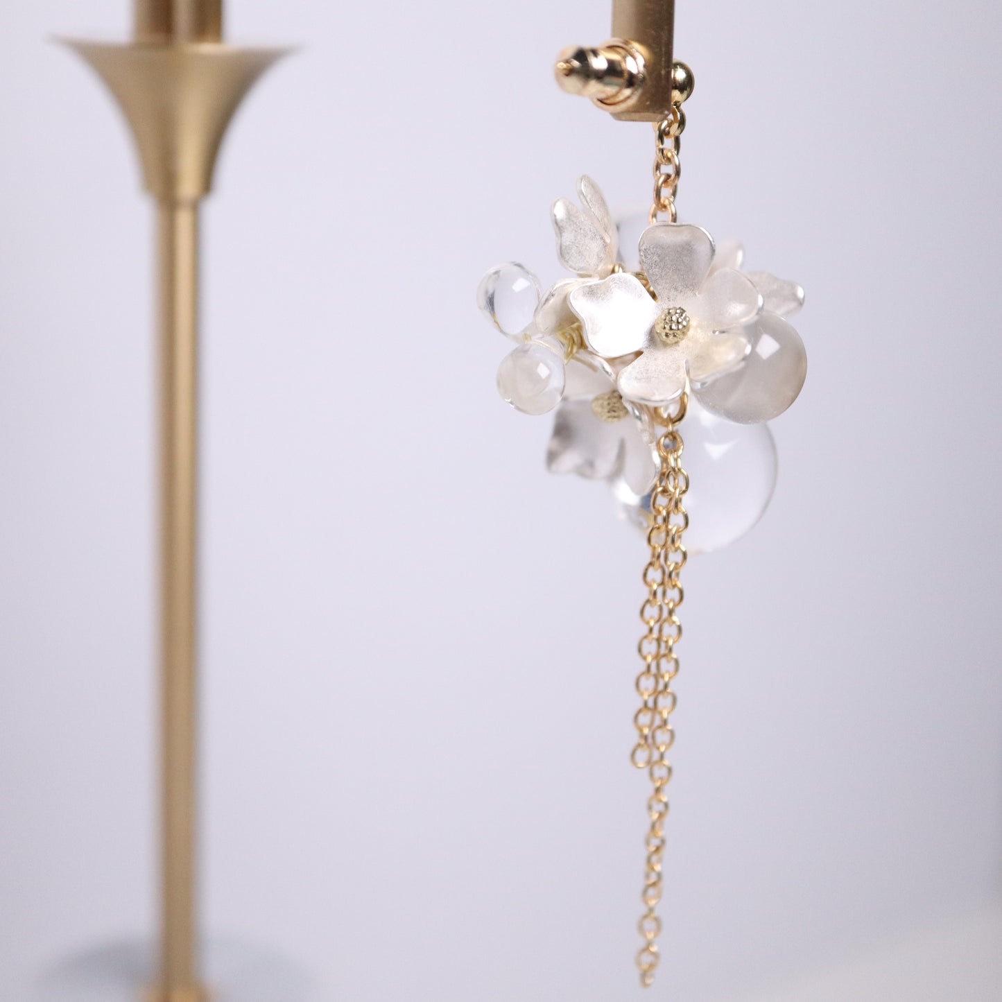 <Handmade in Japan> 哑光白色花花清新耳環