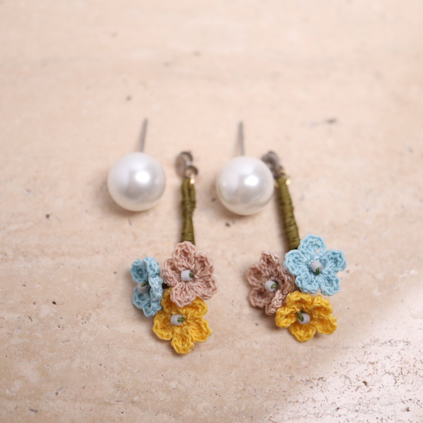 <Handmade in Japan> 珍珠x小花簇編織耳環