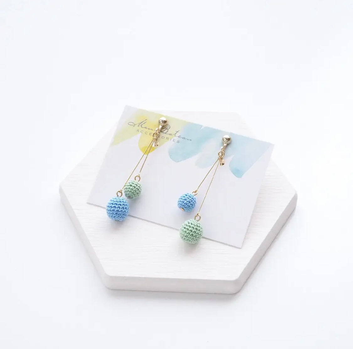 <Handmade in Japan> Two-Tone大小搖曳波波編織耳環
