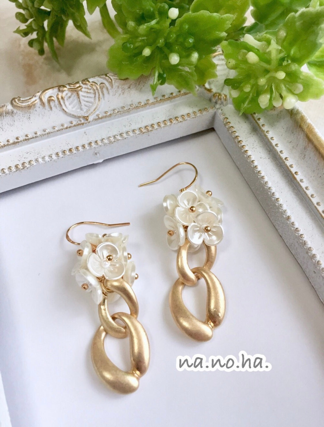 <Handmade in Japan>白色小花仿鐵鏈耳環