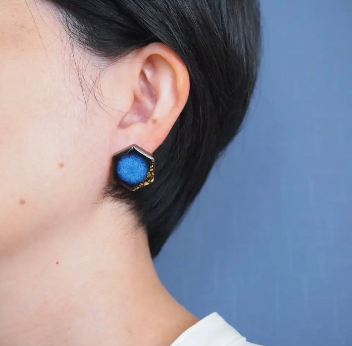 <Handmade in Japan> 美濃焼陶瓷六角形耳環 - 金箔(深藍色)