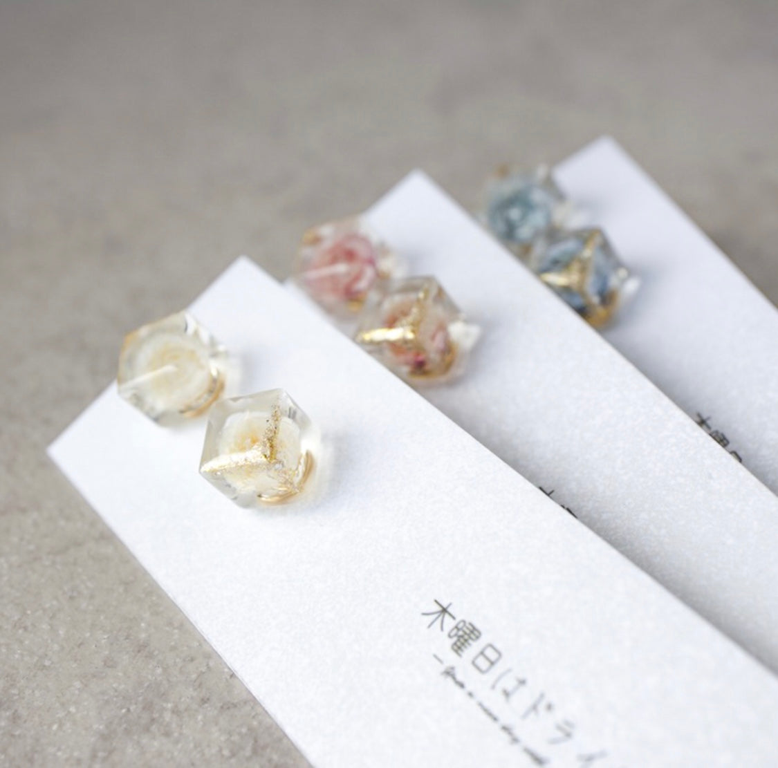 <Handmade in Japan> 一輪霞草立方體金箔耳環