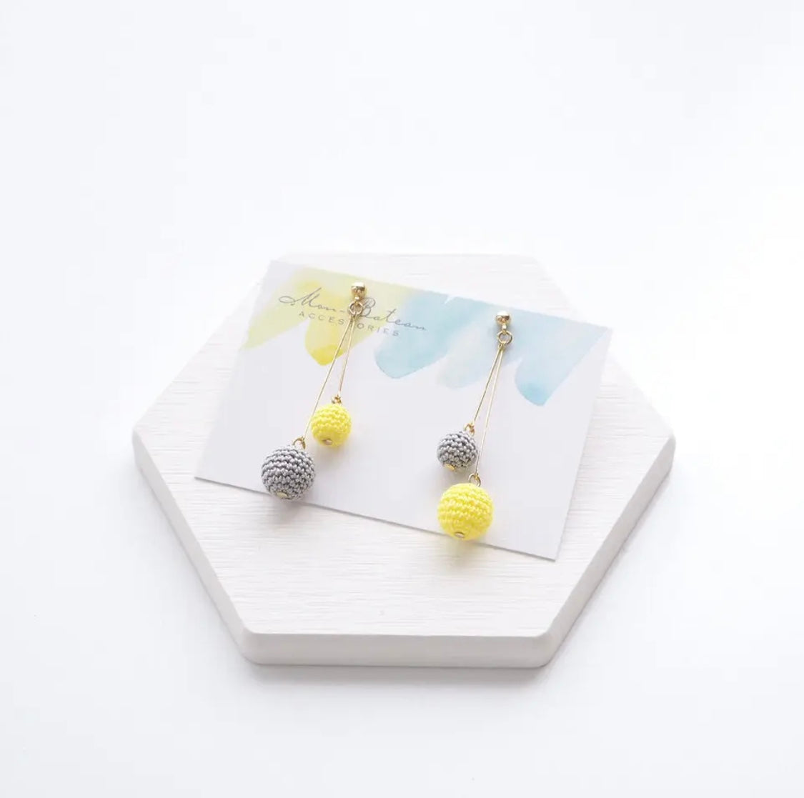 <Handmade in Japan> Two-Tone大小搖曳波波編織耳環
