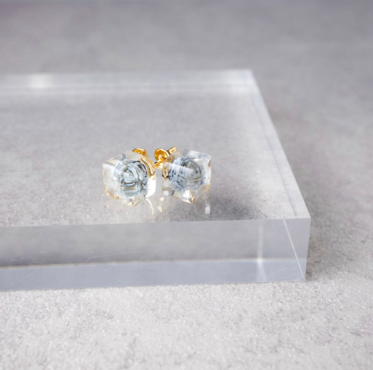 <Handmade in Japan> 一輪霞草立方體金箔耳環