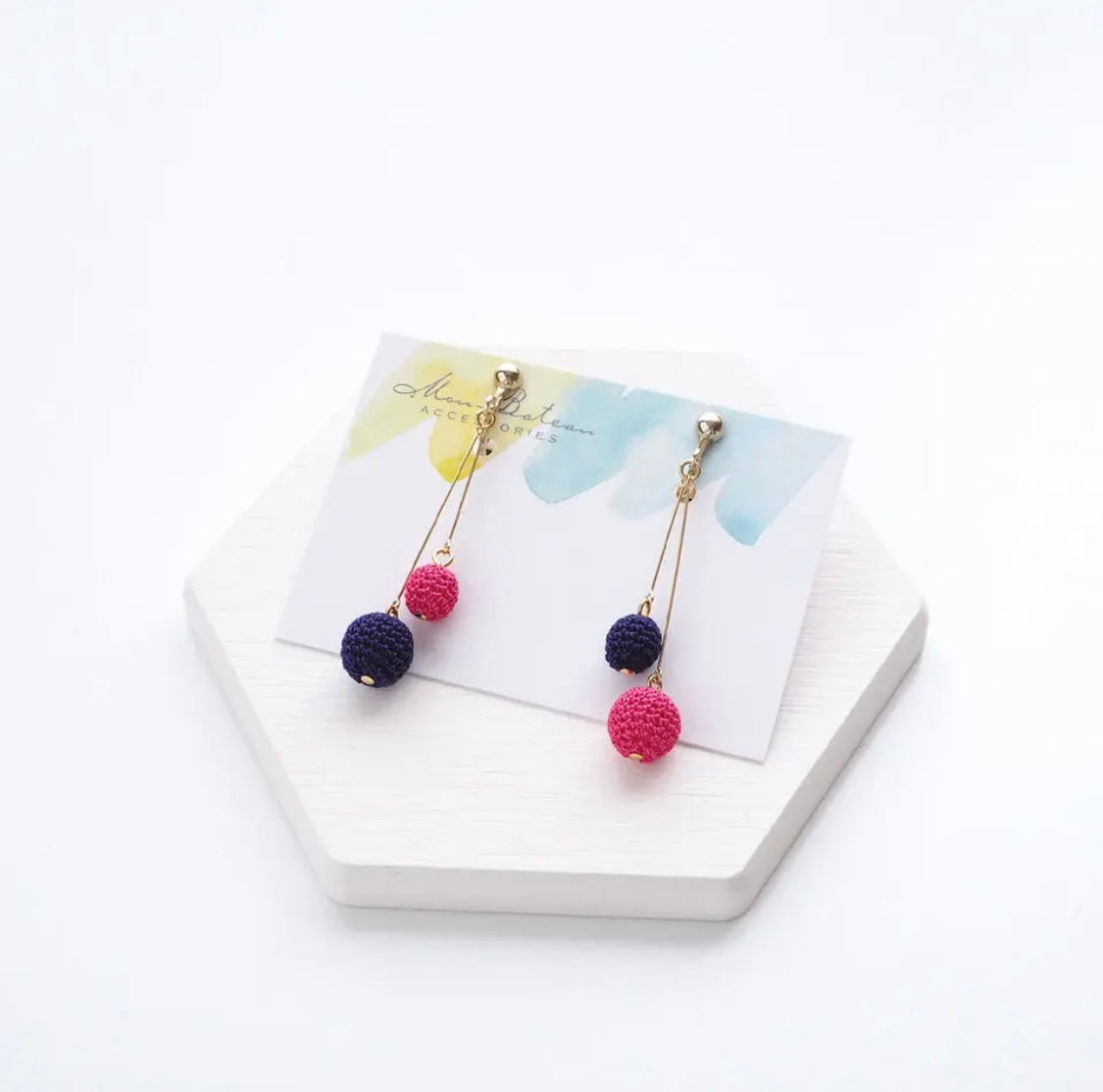<Handmade in Japan> Two-Tone大小搖曳波波編織耳環