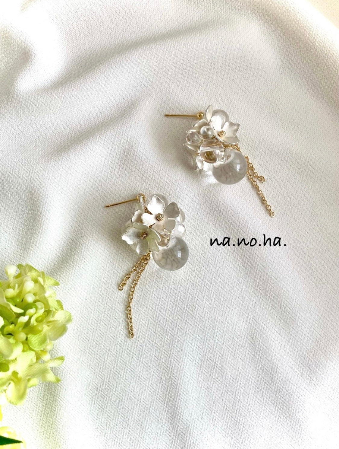 <Handmade in Japan> 哑光白色花花清新耳環