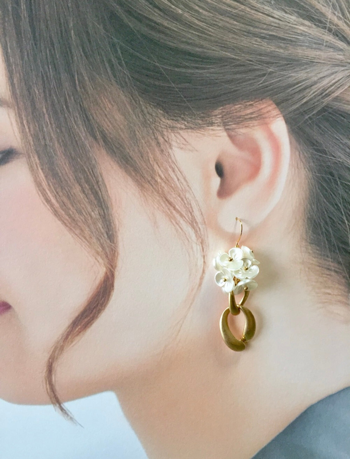 <Handmade in Japan>白色小花仿鐵鏈耳環