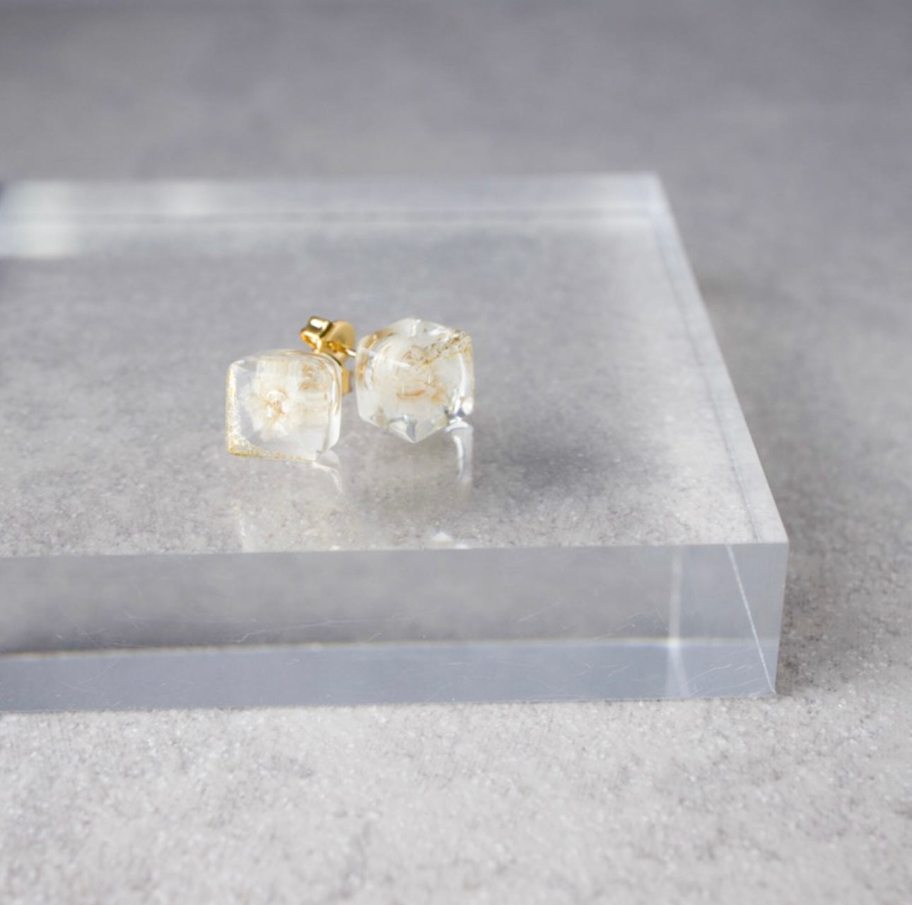 <Handmade in Japan> 一輪霞草立方體金箔耳環