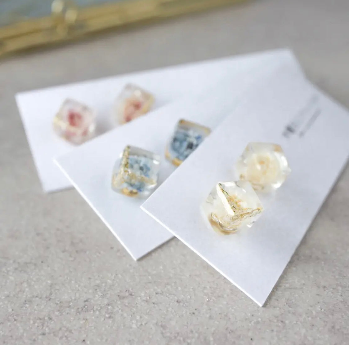 <Handmade in Japan> 一輪霞草立方體金箔耳環