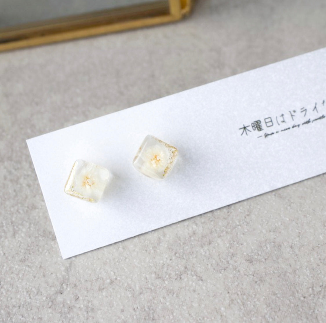 <Handmade in Japan> 一輪霞草立方體金箔耳環