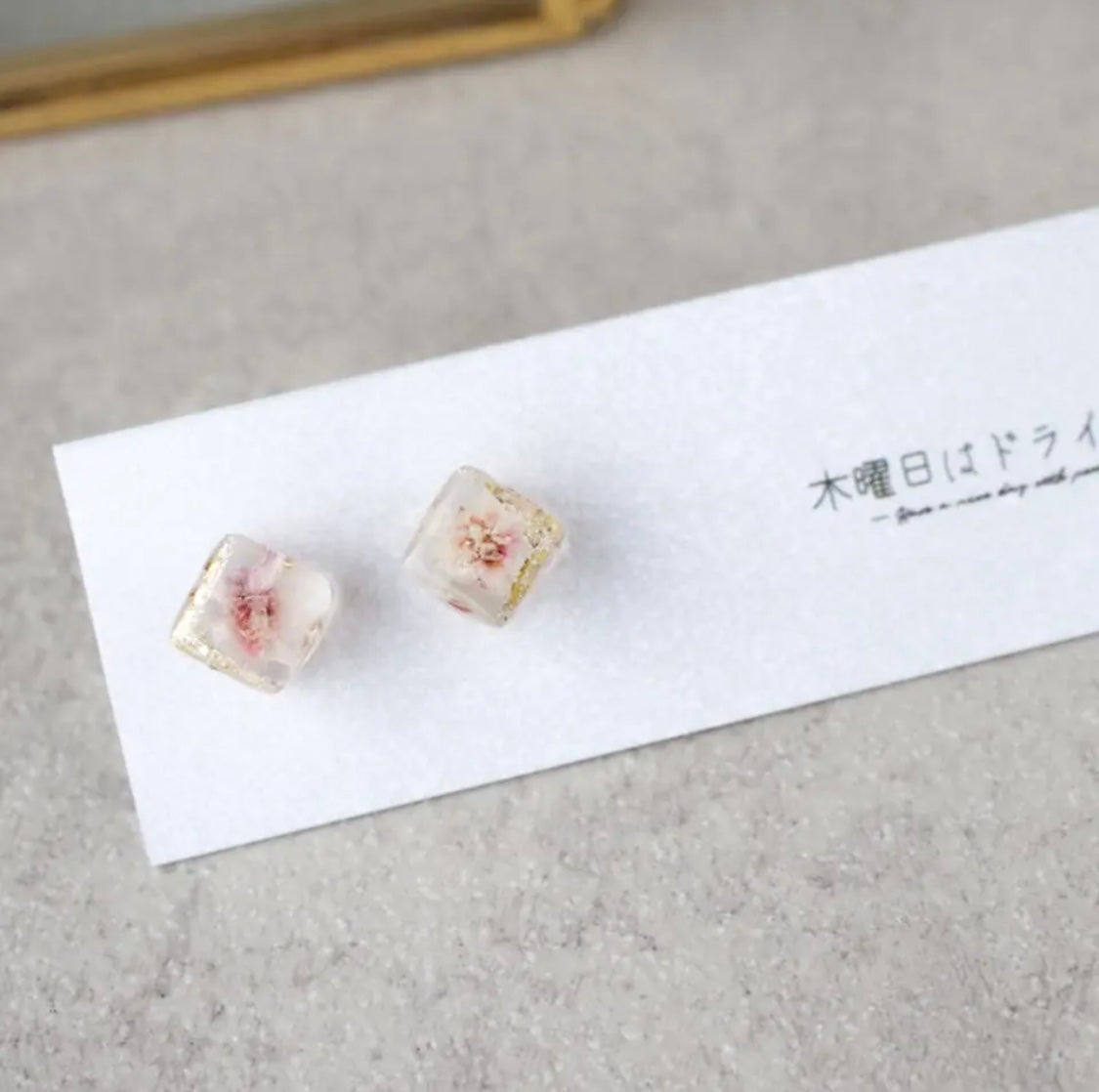 <Handmade in Japan> 一輪霞草立方體金箔耳環